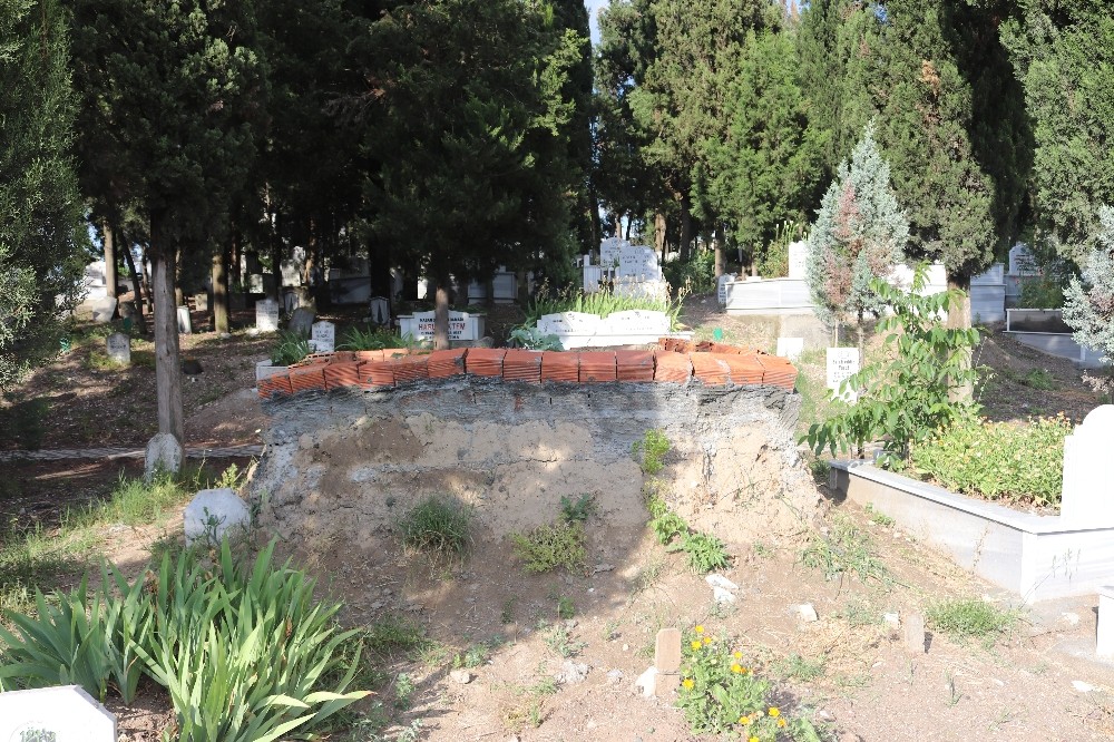 Bursa'da bir kişi mezarların üstünü çimentoyla kapatıyor!