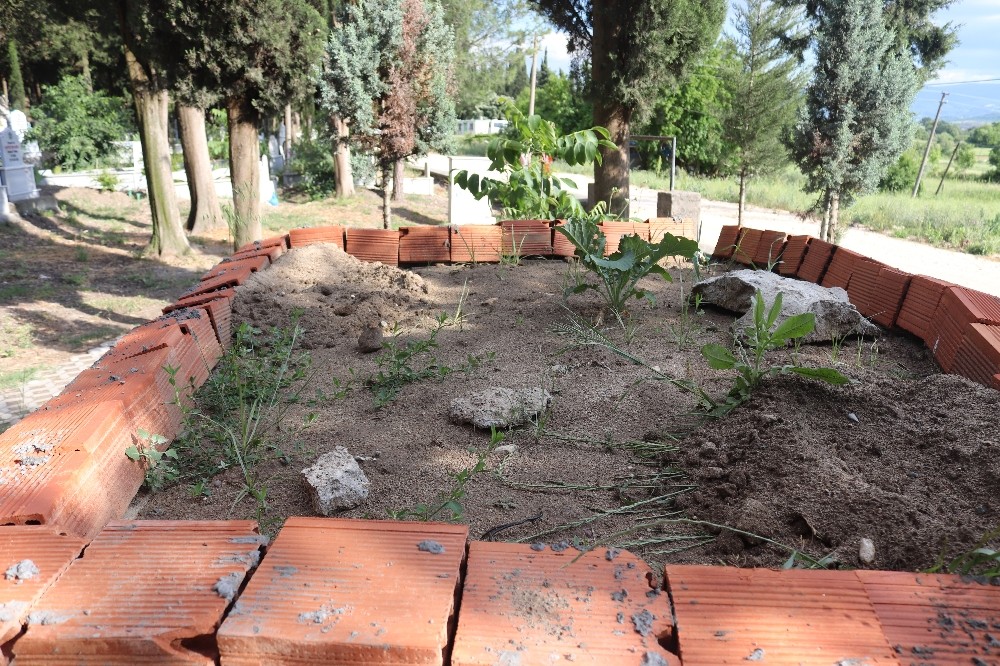 Bursa'da bir kişi mezarların üstünü çimentoyla kapatıyor!