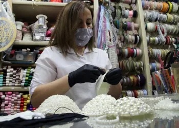 Gelin ve damatlar için ‘maske’ tasarladı, siparişlere yetişemiyor