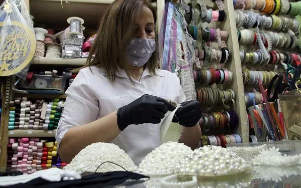 Gelin ve damatlar için ‘maske’ tasarladı, siparişlere yetişemiyor