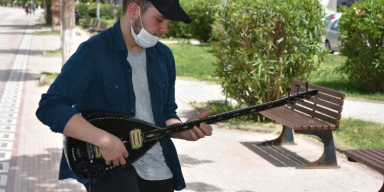 Gemli̇kte Gençlere Özel Müzi̇k Di̇nleti̇si̇