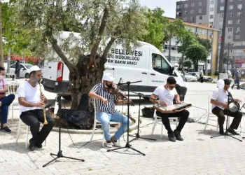 Gemli̇k’te 65 yaş üstüne müzi̇k zi̇yafeti̇
