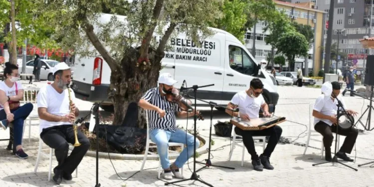 Gemli̇k’te 65 yaş üstüne müzi̇k zi̇yafeti̇