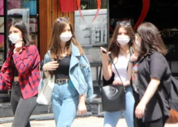 Gençler, güneşli havanın tadını çıkardı