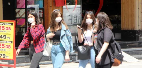 Gençler, güneşli havanın tadını çıkardı