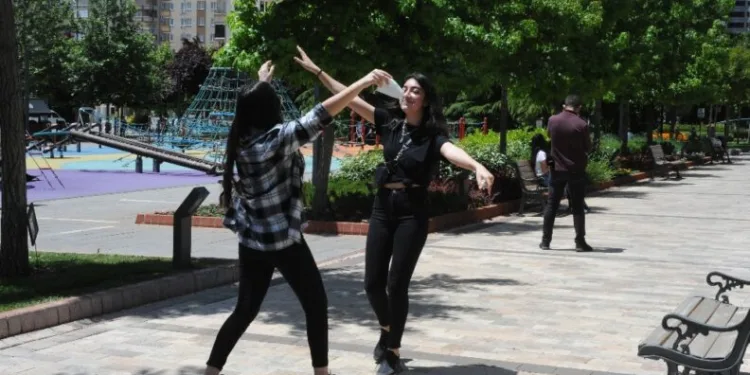 Gençler Haftalar Sonra Dışarıda