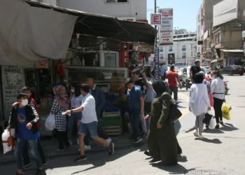 Gençler Soluğu Çarşıda Aldı