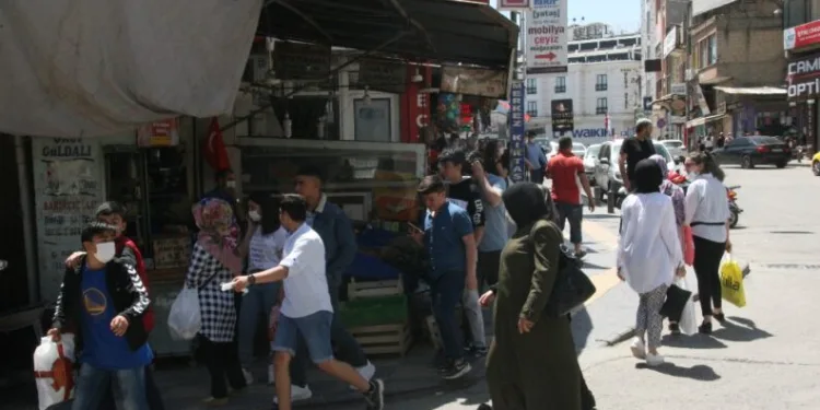 Gençler Soluğu Çarşıda Aldı