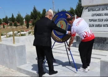 Gençli̇k Haftasında Şehi̇tli̇k Anıtına Çelenk Bırakıldı
