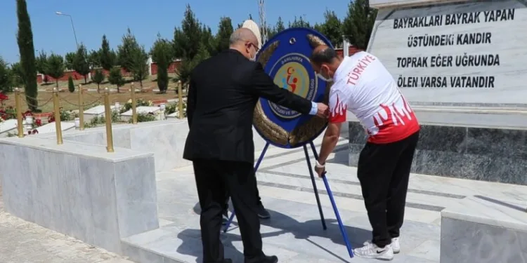 Gençli̇k Haftasında Şehi̇tli̇k Anıtına Çelenk Bırakıldı