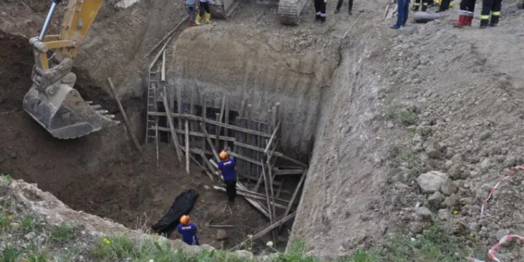 Göçük Altında Kalan 70 Yaşındaki̇ İşçi̇ Hayatını Kaybetti̇