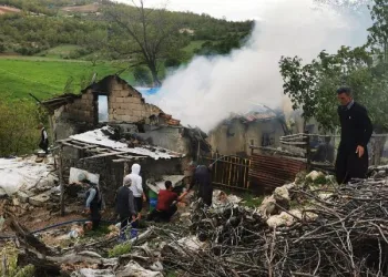 Adıyaman’da 2 katlı ev yangında kullanılamaz hale geldi