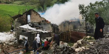 Adıyaman’da 2 katlı ev yangında kullanılamaz hale geldi