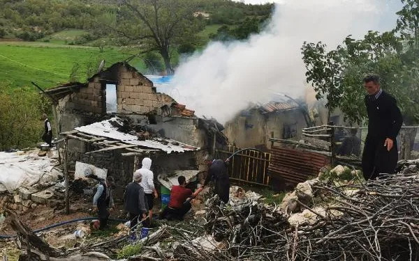 Adıyaman’da 2 katlı ev yangında kullanılamaz hale geldi