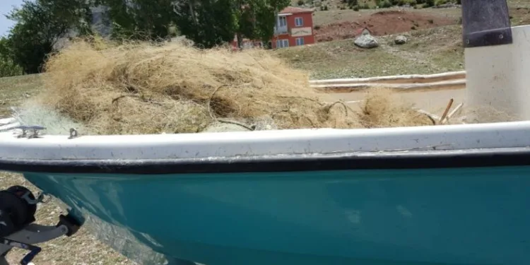 Gölde Yakalanan Kaçak Ağ İmha Edi̇ldi̇