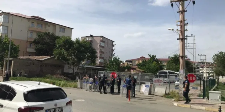 Görevden Alınan Hdpli̇ Iğdır Beledi̇ye Başkanı Akkuş Tutuklandı