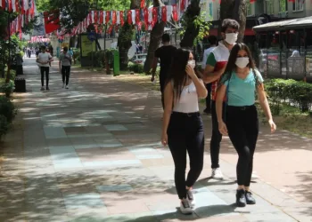 Günler Sonra Dışarı Çıkan Gençler Kocaeli̇de Güneşli̇ Havanın Tadını Çıkartıyor
