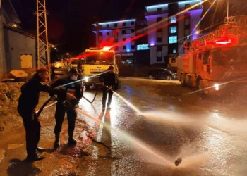 Hakkari̇de Caddeler Tazyi̇kli̇ Suyla Yıkanıyor