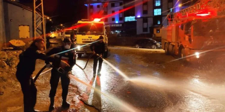 Hakkari̇de Caddeler Tazyi̇kli̇ Suyla Yıkanıyor