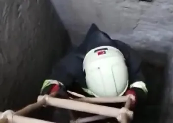 Havalandırma boşluğuna düşen yavru kedi kurtarıldı