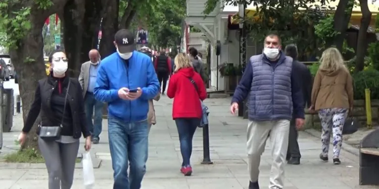 Uyarılara rağmen Bağdat Caddesi’nde yoğunluk yaşandı