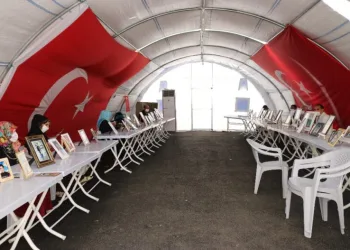 Hdp Önündeki̇ Ai̇leleri̇n Evlat Nöbeti̇ 256Ncı Gününde