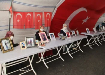 Hdp Önündeki̇ Ai̇leleri̇n Evlat Nöbeti̇ 259Uncu Günde