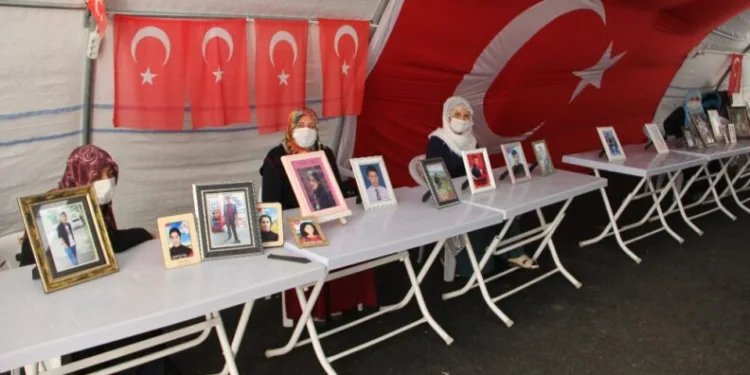 Hdp Önündeki̇ Ai̇leleri̇n Evlat Nöbeti̇ 259Uncu Günde