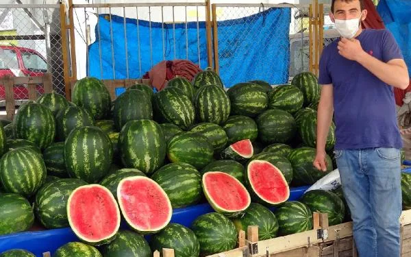 Herkes alabilsin diye karpuzları yarım ve çeyrek olarak satıyor