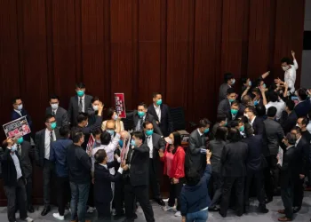 Hong Kong meclisinde 1 saat süren kavga