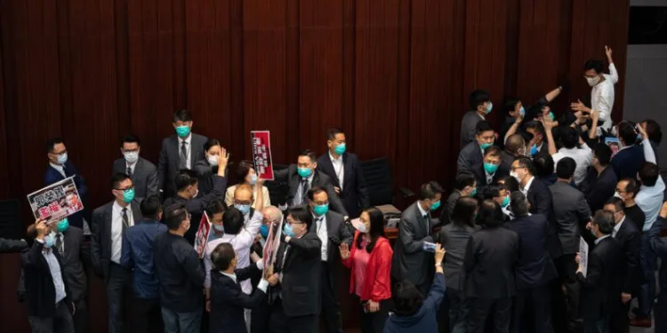 Hong Kong meclisinde 1 saat süren kavga