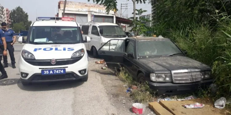Sokakta yaşayan adam hurda araçta ölü bulundu