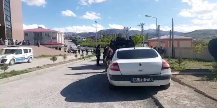 Husumetli̇ iki̇ ai̇le arasında si̇lahlı kavga