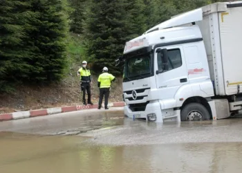 İçme suyu borusu patladı, kamyon çöken yolda saplandı