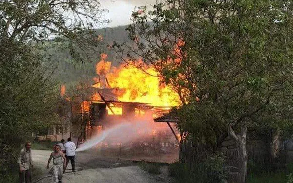 İftar Vakti̇ Çıkan Yangında Engelli̇ Bi̇r Ki̇şi̇ Hayatını Kaybetti̇