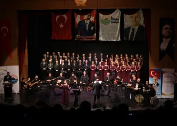 İlkadım Korosu Evlerden “Sarı Saçlım, Mavi̇ Gözlüm” Eseri̇ni̇ Seslendi̇rdi̇