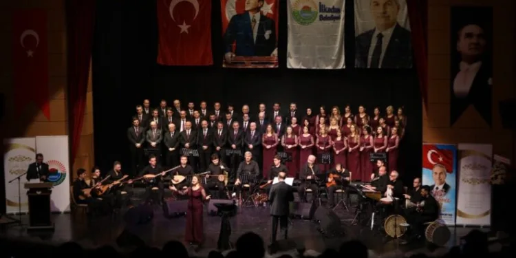İlkadım Korosu Evlerden “Sarı Saçlım, Mavi̇ Gözlüm” Eseri̇ni̇ Seslendi̇rdi̇