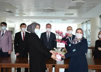 İnegöl’de hemşirelere anlamlı zi̇yaret