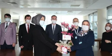 İnegöl’de hemşirelere anlamlı zi̇yaret