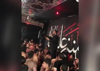 İran’da sosyal mesafeyi hiçe sayan anma töreni