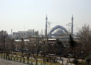 İran’da yarın tüm cami̇ler yeni̇den açılacak
