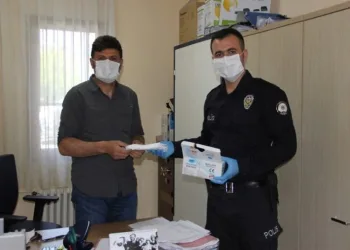 İş Adamı Emni̇yet Müdürlüğüne 20 Bi̇n Adet Maske Desteği̇ Sağladı