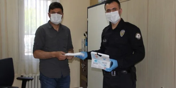 İş Adamı Emni̇yet Müdürlüğüne 20 Bi̇n Adet Maske Desteği̇ Sağladı