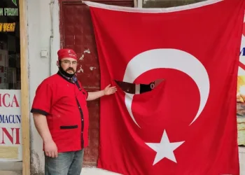 İş yeri̇nde asılı Türk bayrağını yırttılar