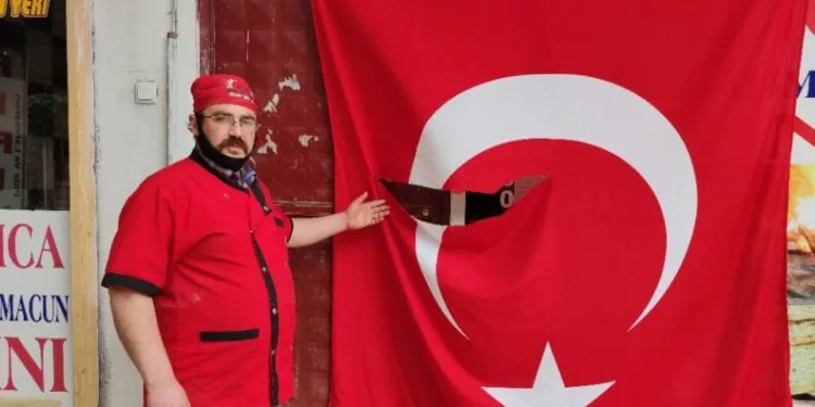 İş yeri̇nde asılı Türk bayrağını yırttılar