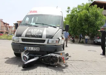 İşçi̇ Servi̇si̇ İle Motosi̇klet Çarpıştı: 1 Yaralı