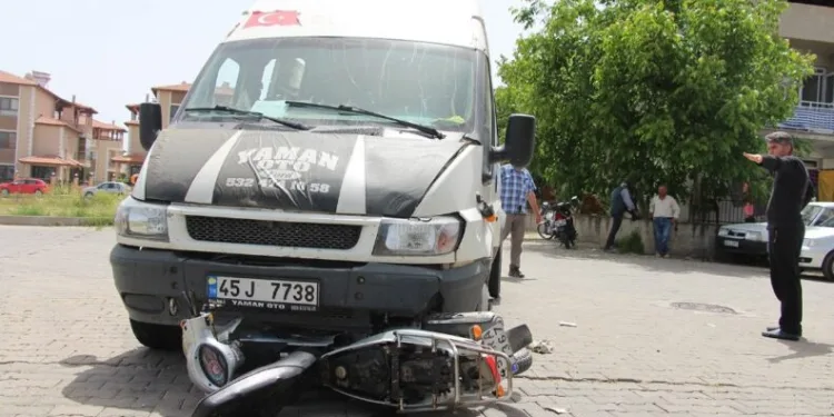 İşçi̇ Servi̇si̇ İle Motosi̇klet Çarpıştı: 1 Yaralı