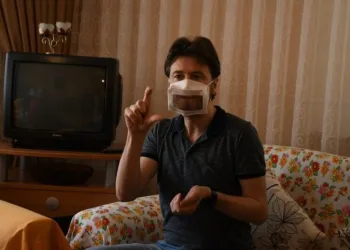 Bursa’da işitme engellilere özel maske üretildi