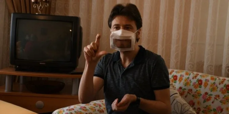 Bursa’da işitme engellilere özel maske üretildi