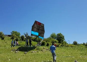 12 metrelik dev uçurtma yere çakıldı